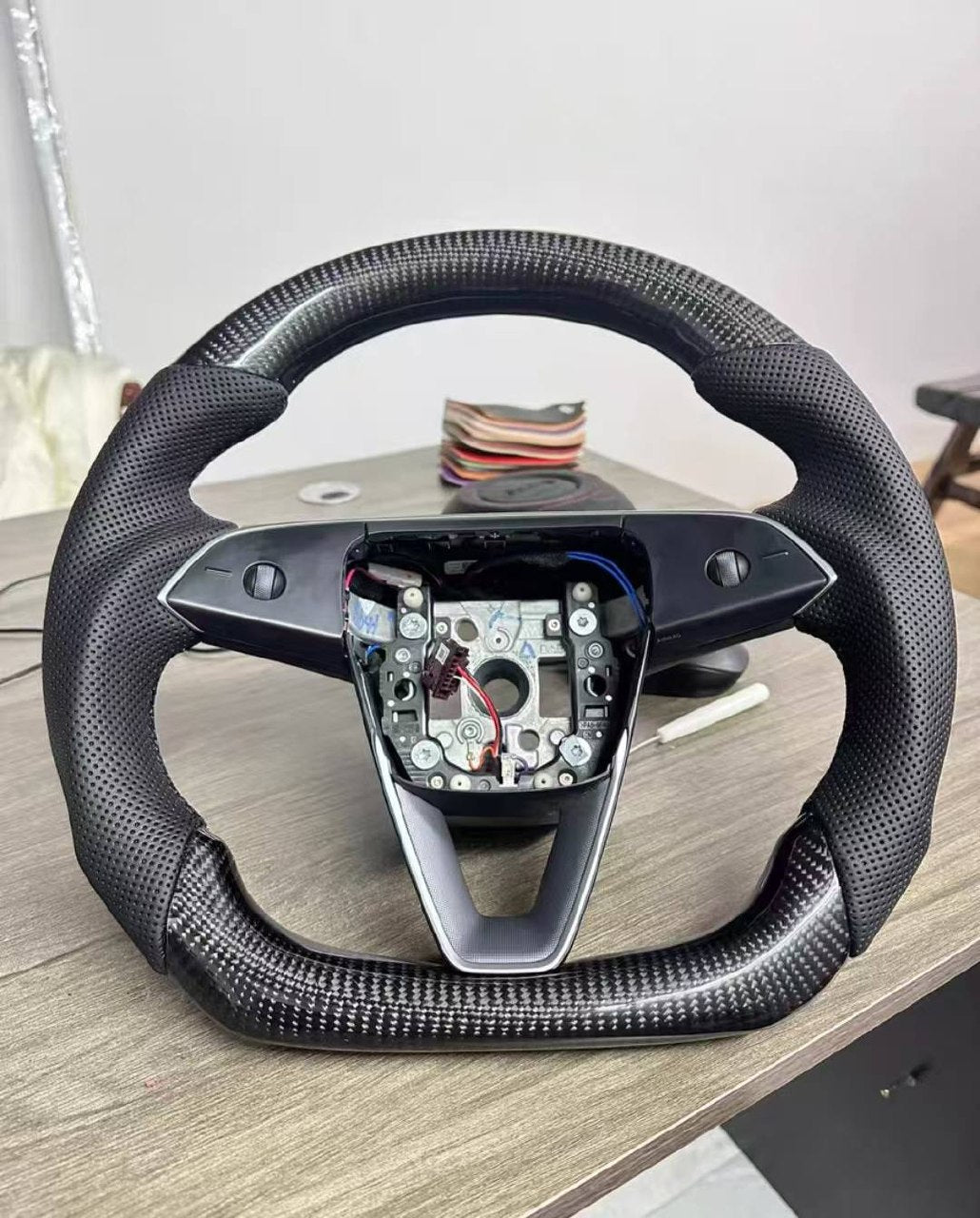 TESLA HIGHLAND CARBON FIBER STEERING (CUSTOMIZABLE)