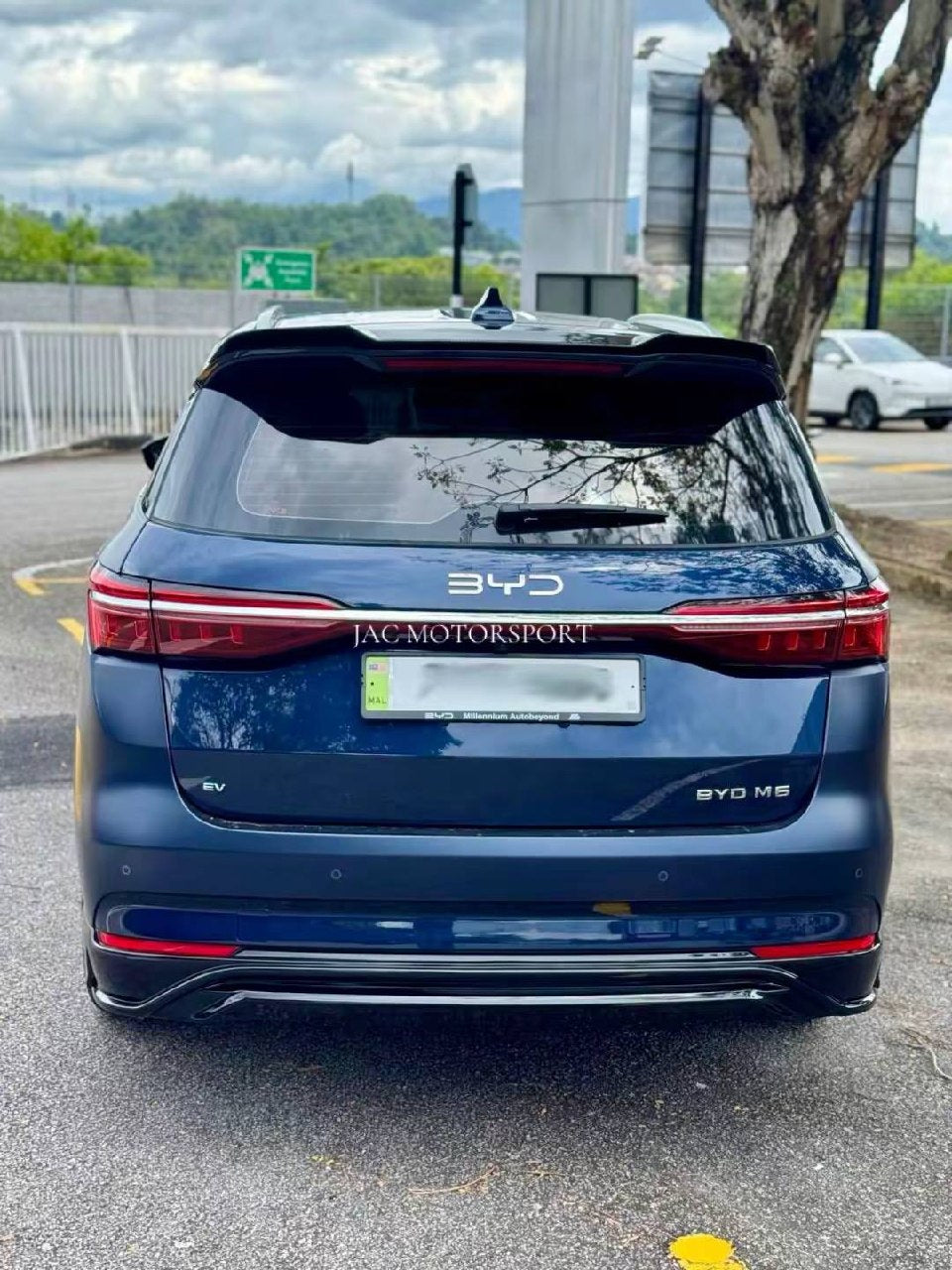 BYD M6 BODYKIT (WITH SPOILER)